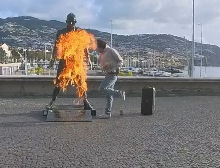 九游电脑版-记录报：焚烧C罗雕像的男子被警方抓获，并送往精神病院