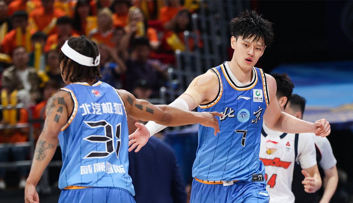 九游电脑版-泪目!中国男篮23岁2米06王牌372天复活:轰23分+5记三分冲冠